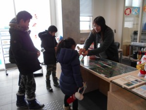 来園者プレゼントとして小学生以下のお子さまにお菓子を配布しました☆